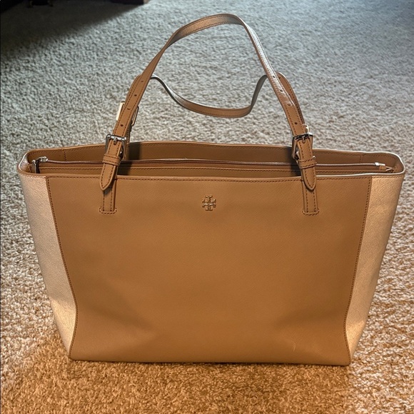 Tory Burch 'York' Buckle Tote Bag made of Saffiano leather Color: Gray & Silver - Picture 11 of 12